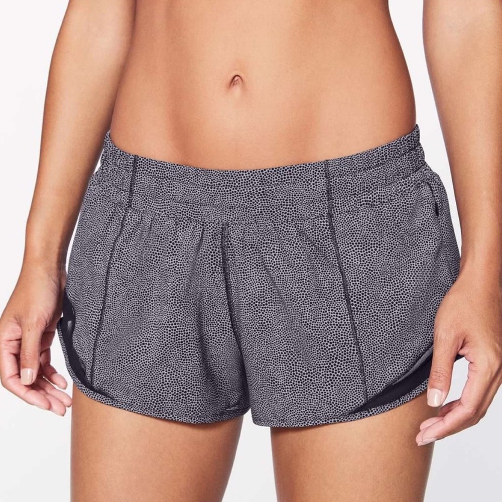 Lululemon 2.5” low rise hotty hot shorts